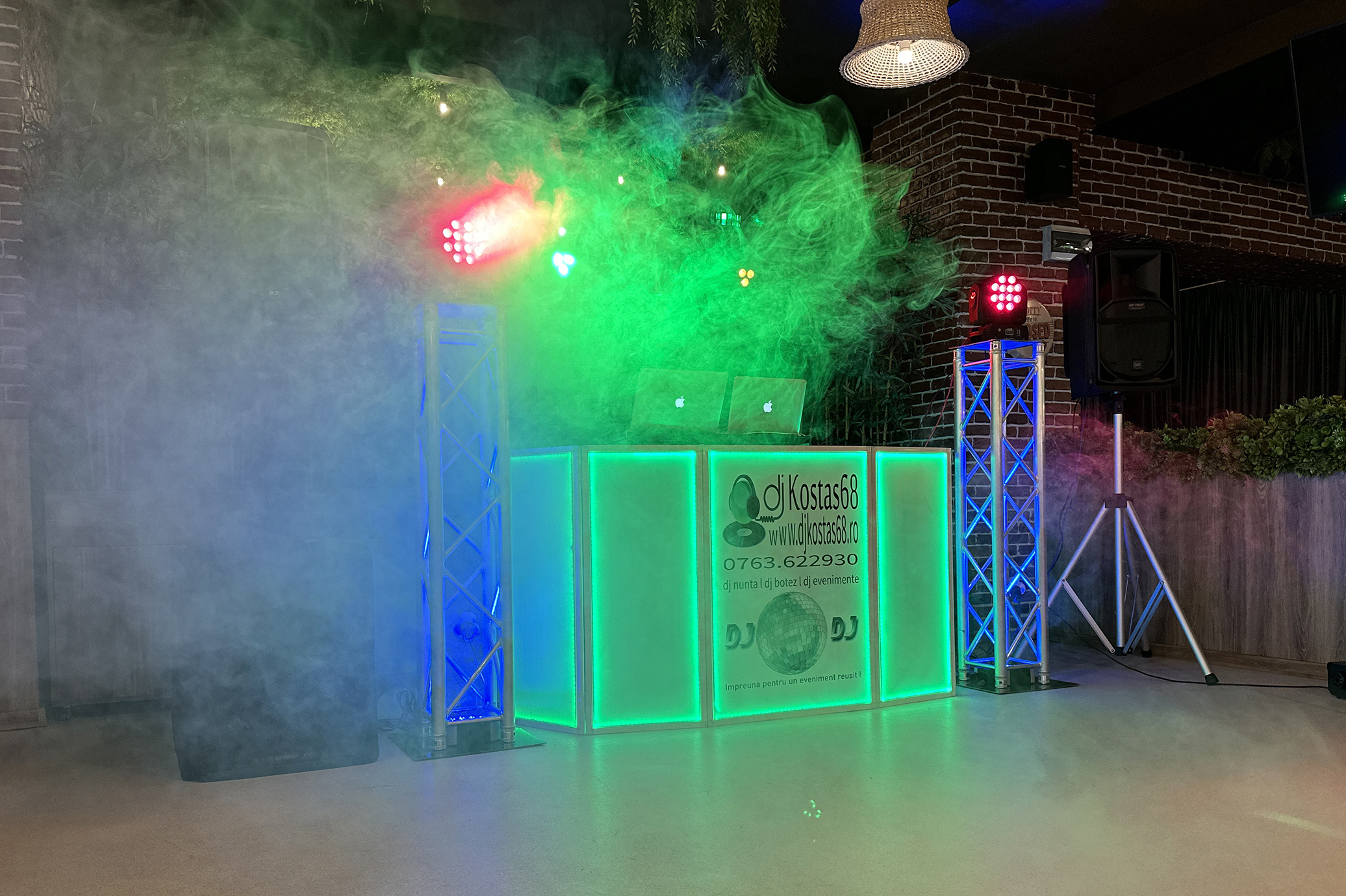 Imagine cu echipamentul de DJ și fum