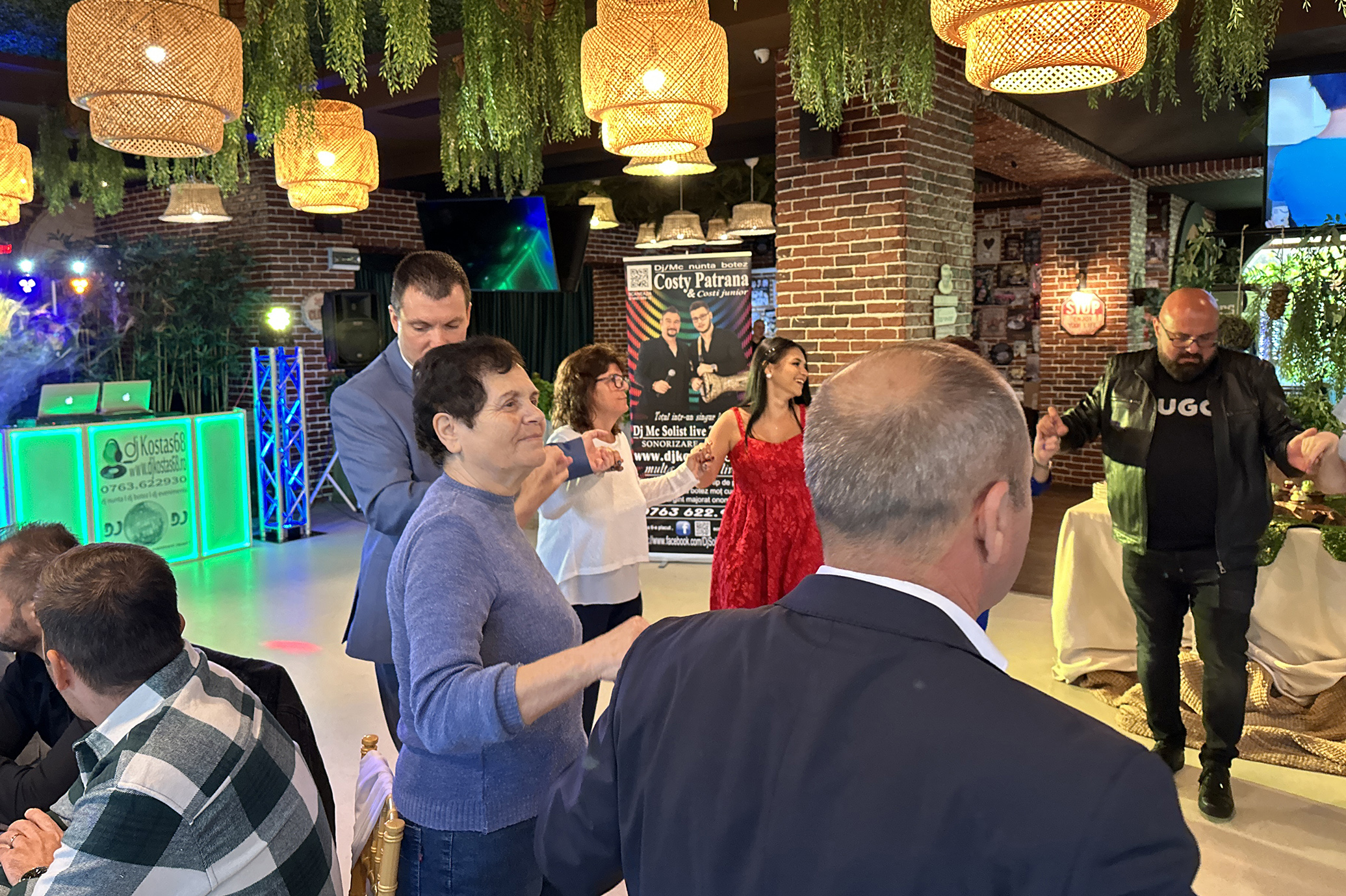 Imagine cu oamenii în horă la eveniment DJ Kostas