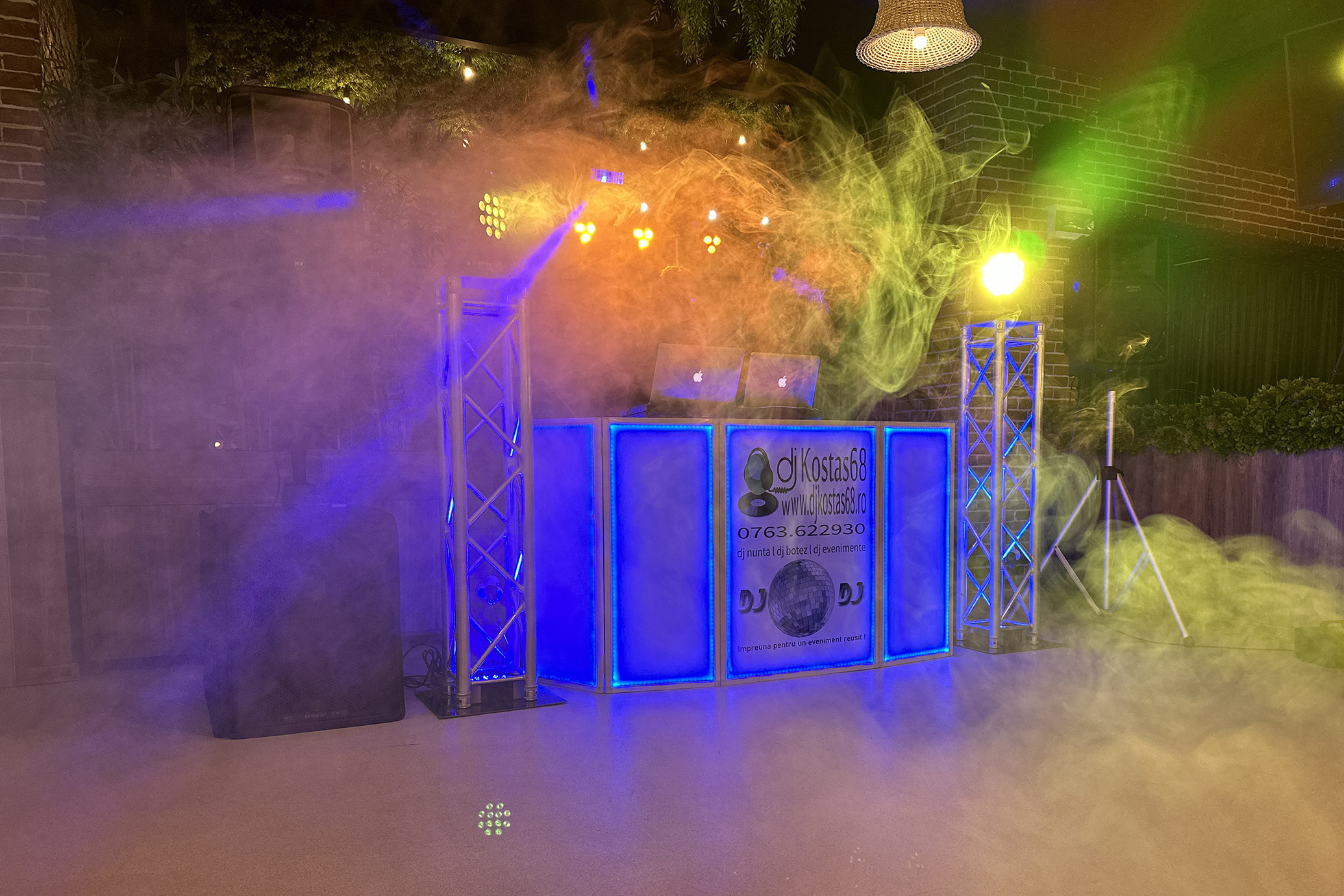 Imagine cu echipamentul de DJ și fum