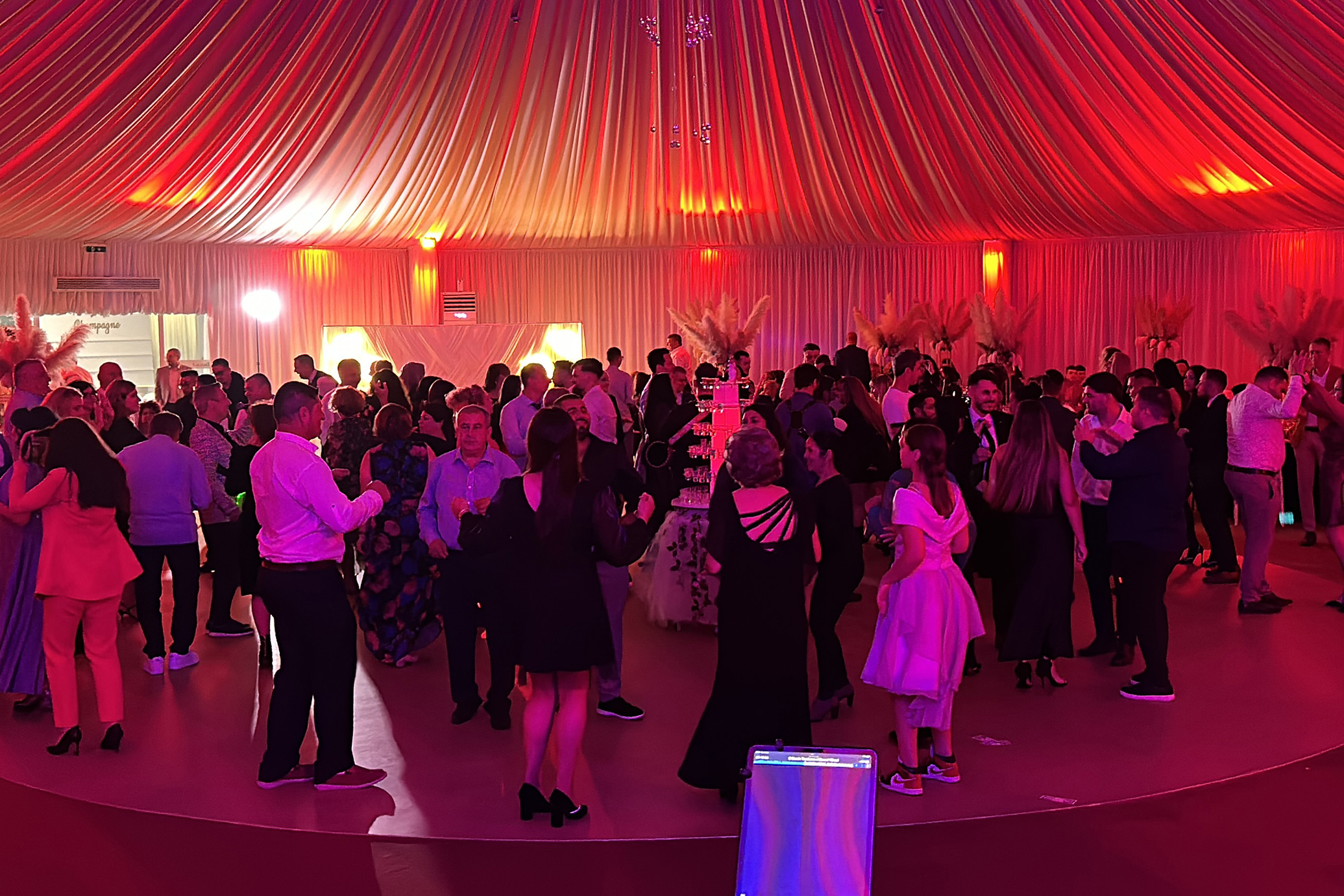 Imagine de la eveniment cu ringul plin în timp ce lumea dansează