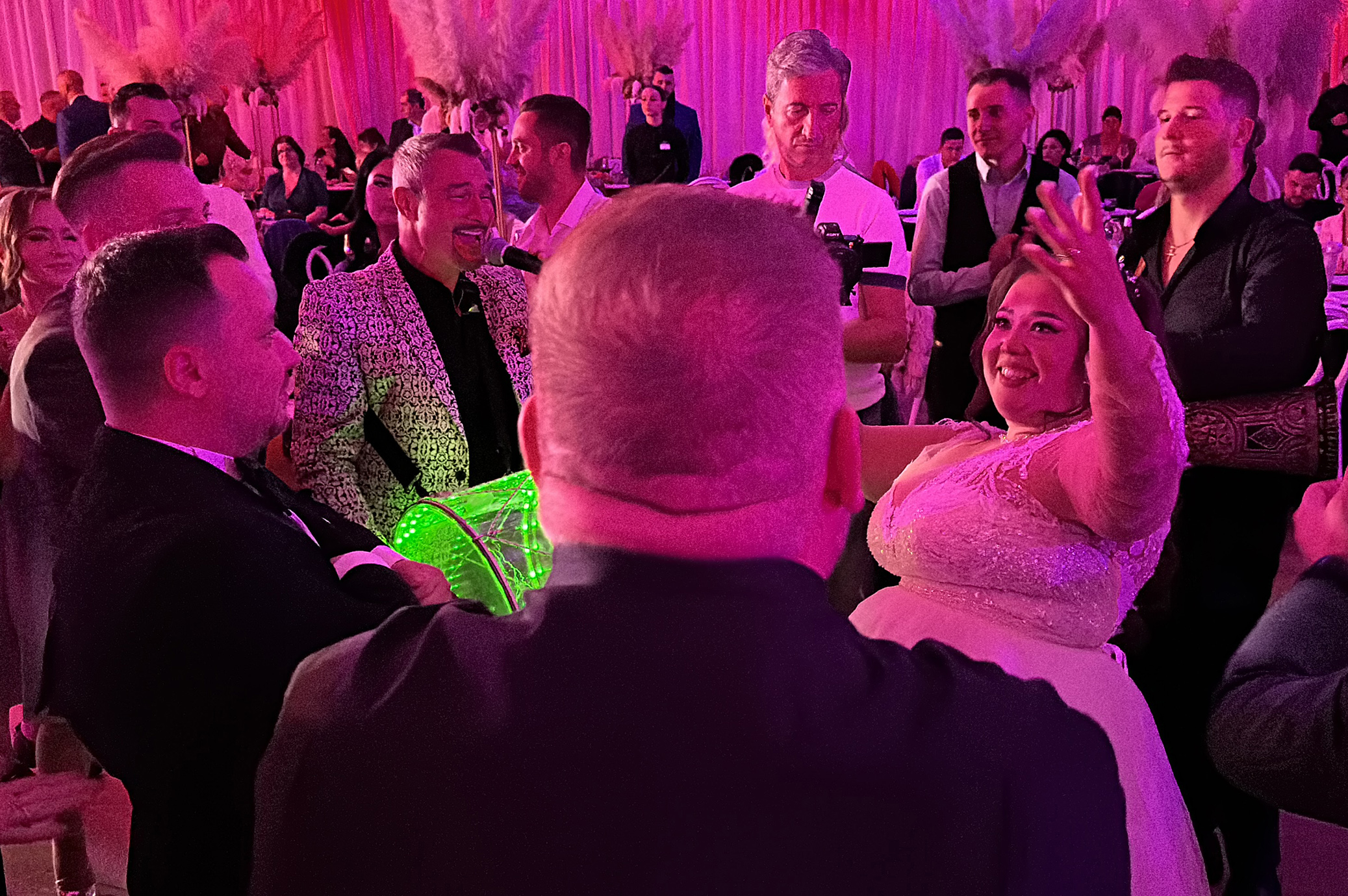 Imagine de la eveniment cu ringul plin în timp ce lumea dansează